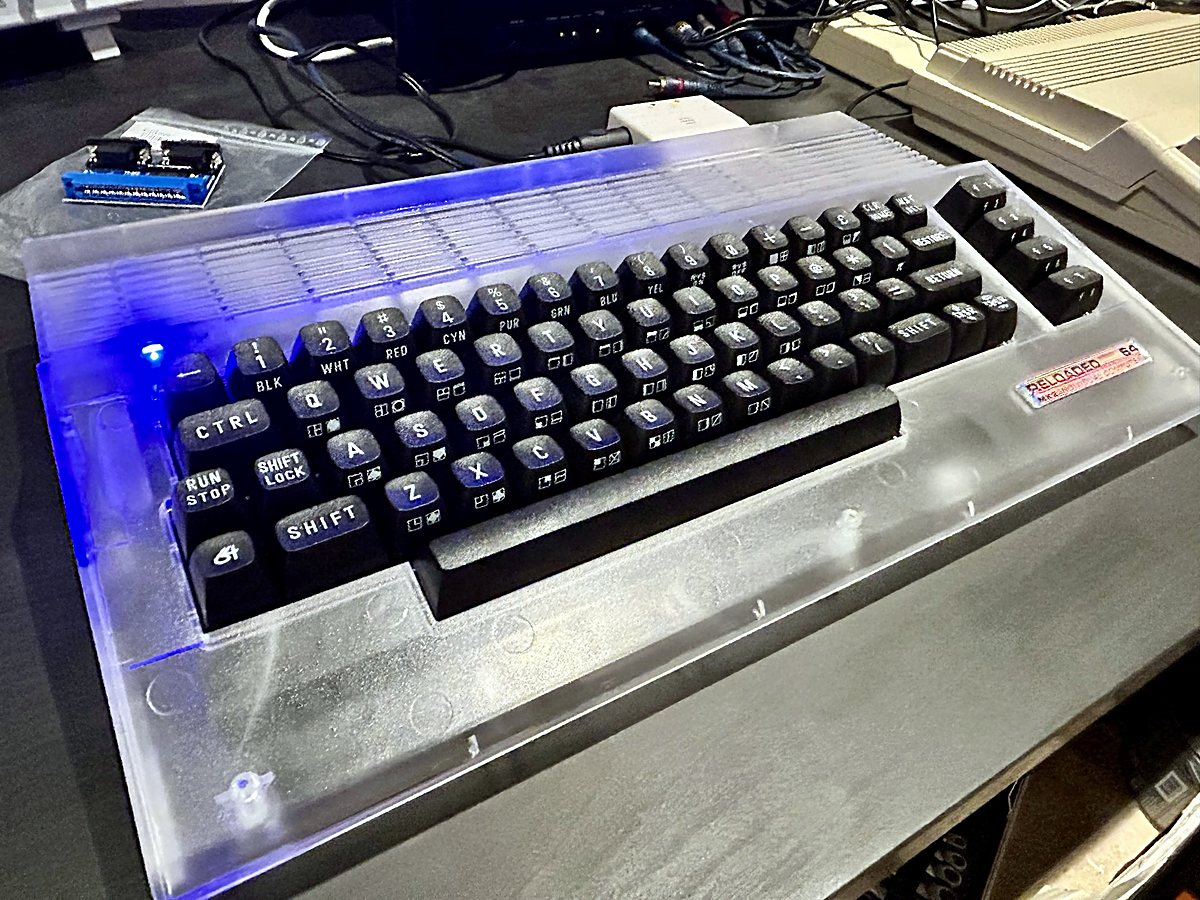 C64 Reloaded MK2 in a transparent case, new black keycaps
